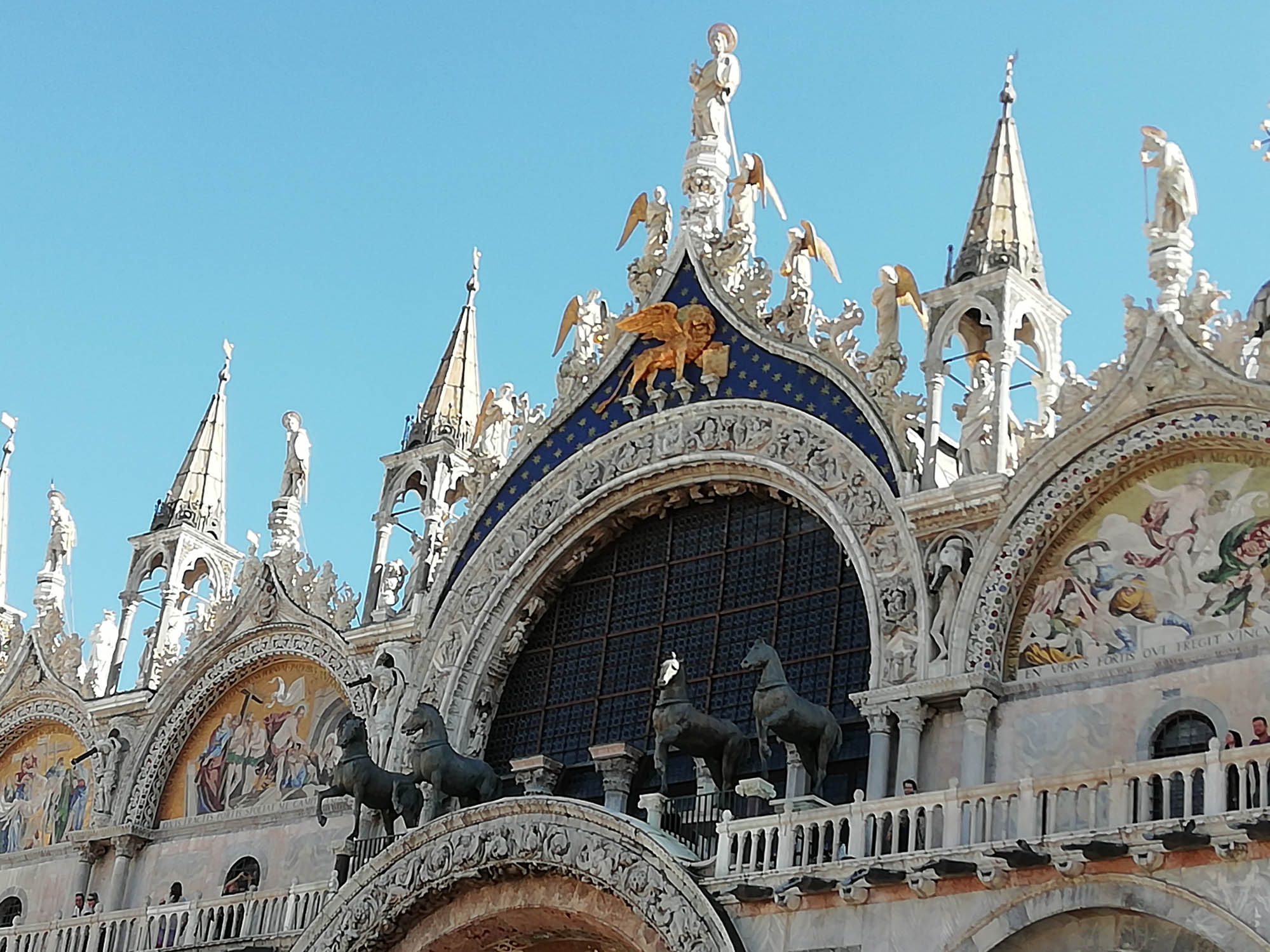 04 fronton de la basilique