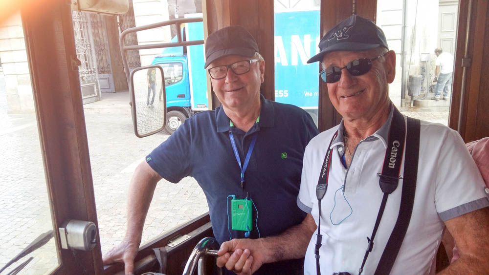 06 PORTO le tramway avec ses conducteurs improvisés