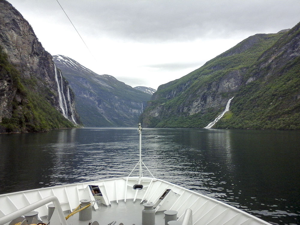 12 sur le Geirangerfjord au milieu des cascades