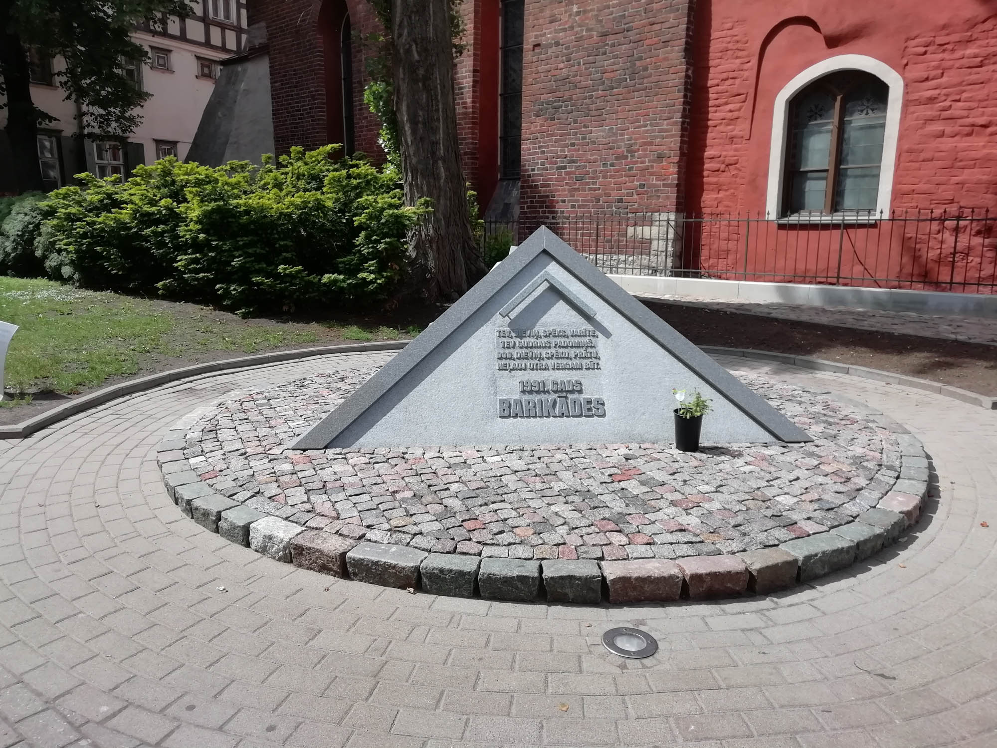 19 le monument aux barricades de 1991